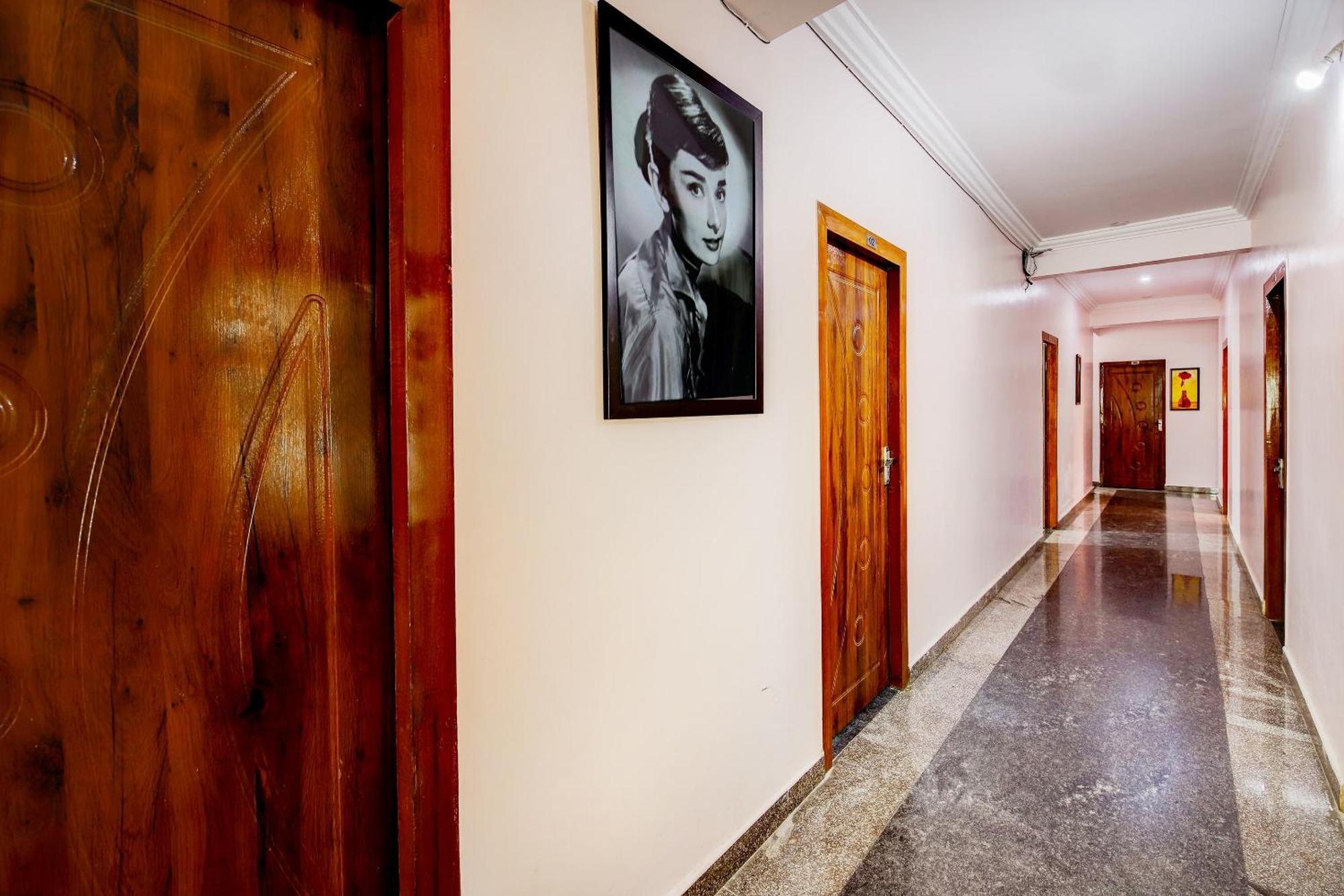 Hotel O Hotel Utsav Palace Бангалор Екстериор снимка